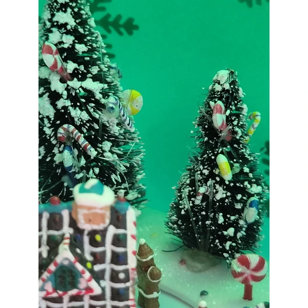 Vtg Mr Christmas Sparkling Scene Ornament Animated musical Gingerbread‎ Village